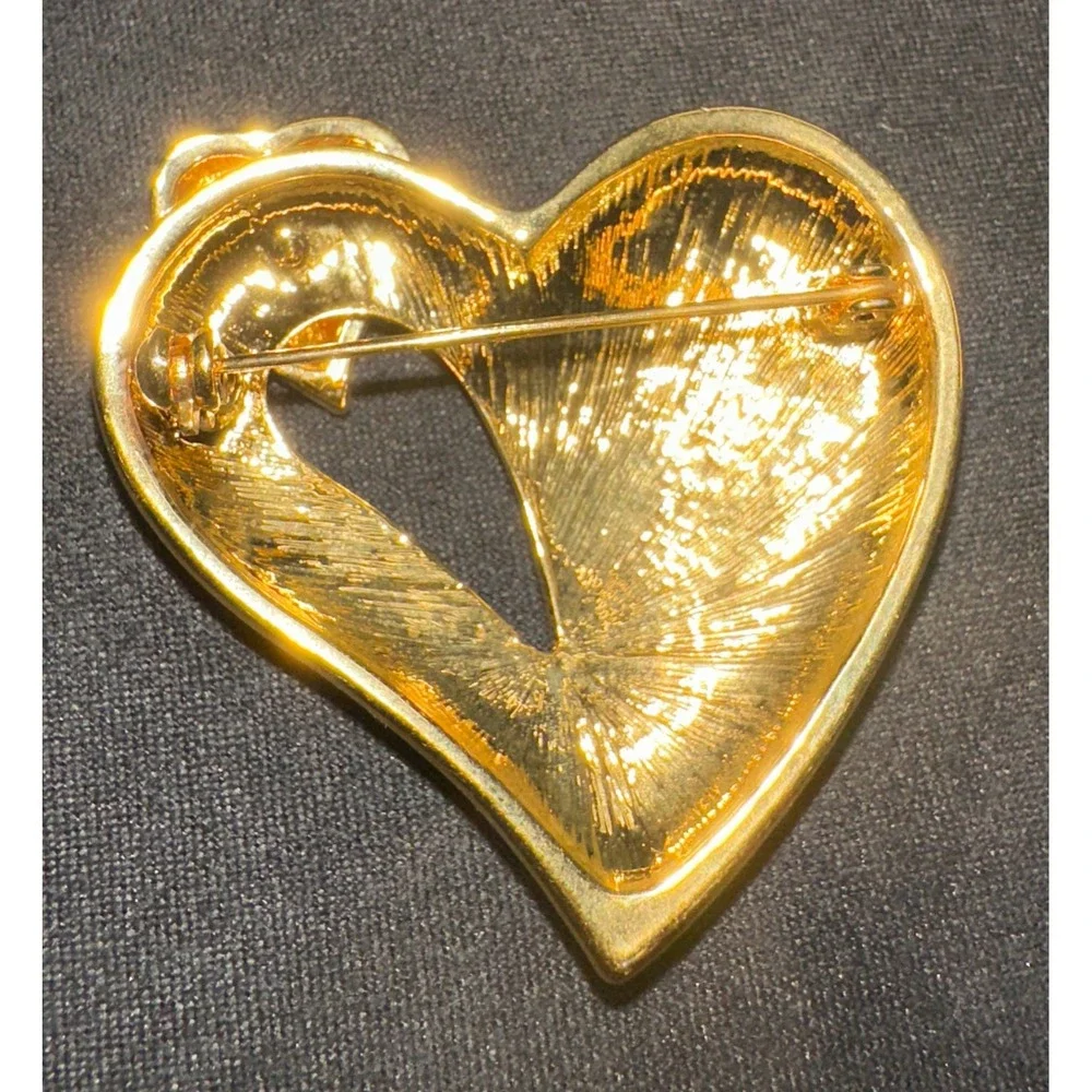 unbranded heart brooch